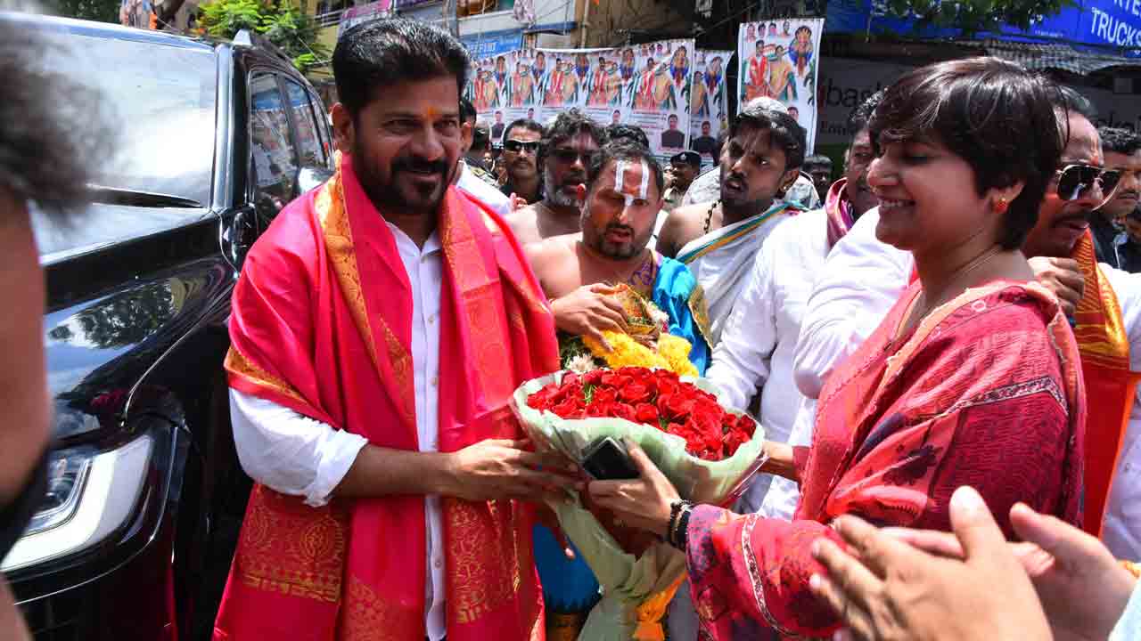 ఖైరతాబాద్ మహా గణపతిని దర్శించి.. పూజించిన సీఎం రేవంత్ రెడ్డి 