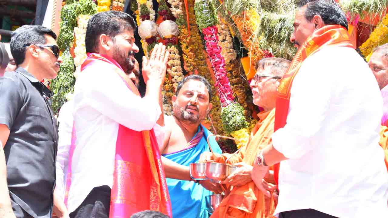 ఖైరతాబాద్ మహా గణపతిని దర్శించి.. పూజించిన సీఎం రేవంత్ రెడ్డి 