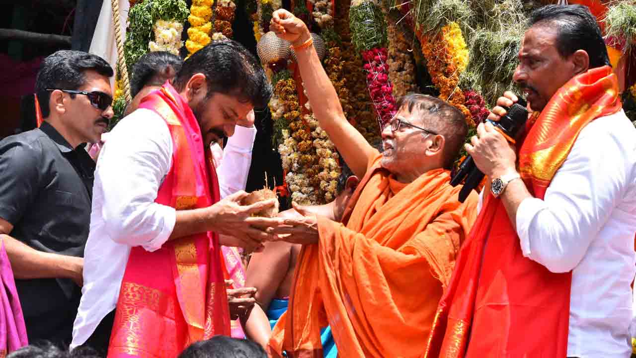 ఖైరతాబాద్ మహా గణపతిని దర్శించి.. పూజించిన సీఎం రేవంత్ రెడ్డి 