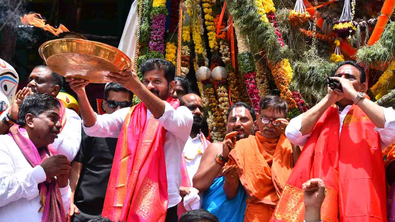 ఖైరతాబాద్ మహా గణపతిని దర్శించి.. పూజించిన సీఎం రేవంత్ రెడ్డి 