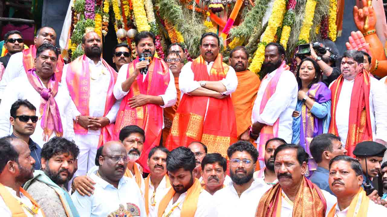 ఖైరతాబాద్ మహా గణపతిని దర్శించి.. పూజించిన సీఎం రేవంత్ రెడ్డి 