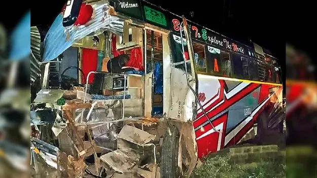 Mahabubabad Accident: ఇంట్లోకి దూసుకెళ్లిన పెళ్లి బస్సు.. ఒకరు మృతి