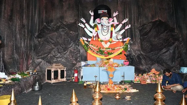 గుహలో గౌరీ తనయుడు