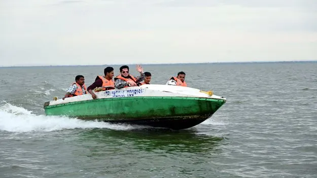 కిటకిటలాడుతున్న ఎల్‌ఎండీ... 