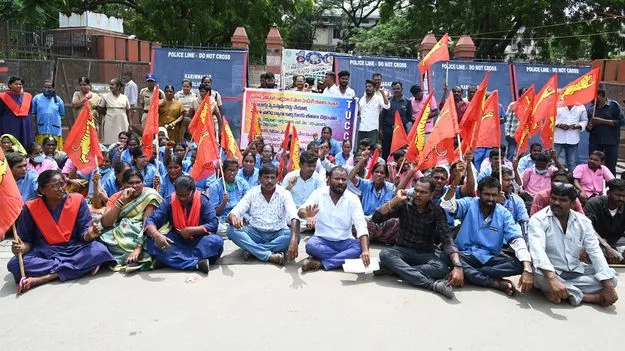 ఆసుపత్రి కార్మికుల వేతనాలు చెల్లించాలి