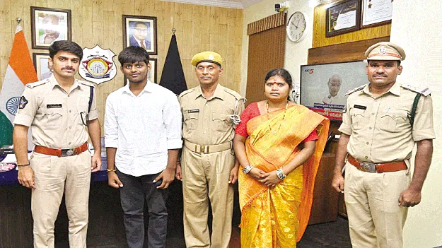 ఎంబీబీఎస్‌ సీటు సాధించిన హోంగార్డు కుమారుడు