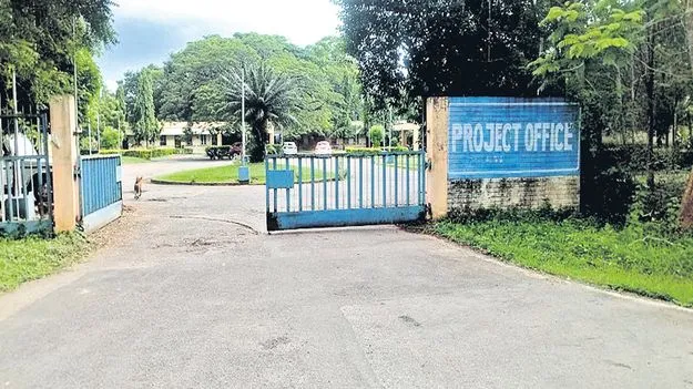 ఖాళీగా కూర్చోబెట్టి జీతాలు!