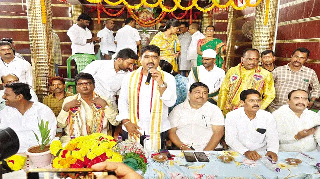 ఆలయ అభివృద్ధికి పాటుపడాలి