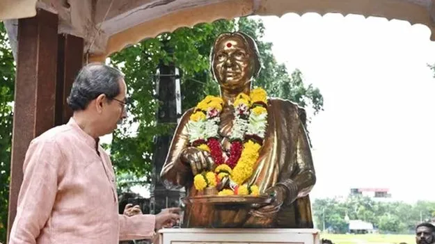 Meenatai Thackeray Statue Defaced: ఉద్ధవ్ ఠాక్రే తల్లి విగ్రహాన్ని అపవిత్రం చేసిన అగంతకులు