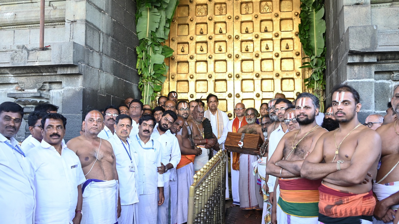 Tirumala:శ్రీవారి ఆలయం మూసివేత.. నిర్మానుష్యంగా మారిన తిరుమల