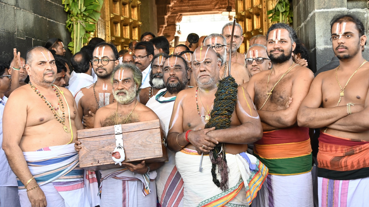 Tirumala:శ్రీవారి ఆలయం మూసివేత.. నిర్మానుష్యంగా మారిన తిరుమల