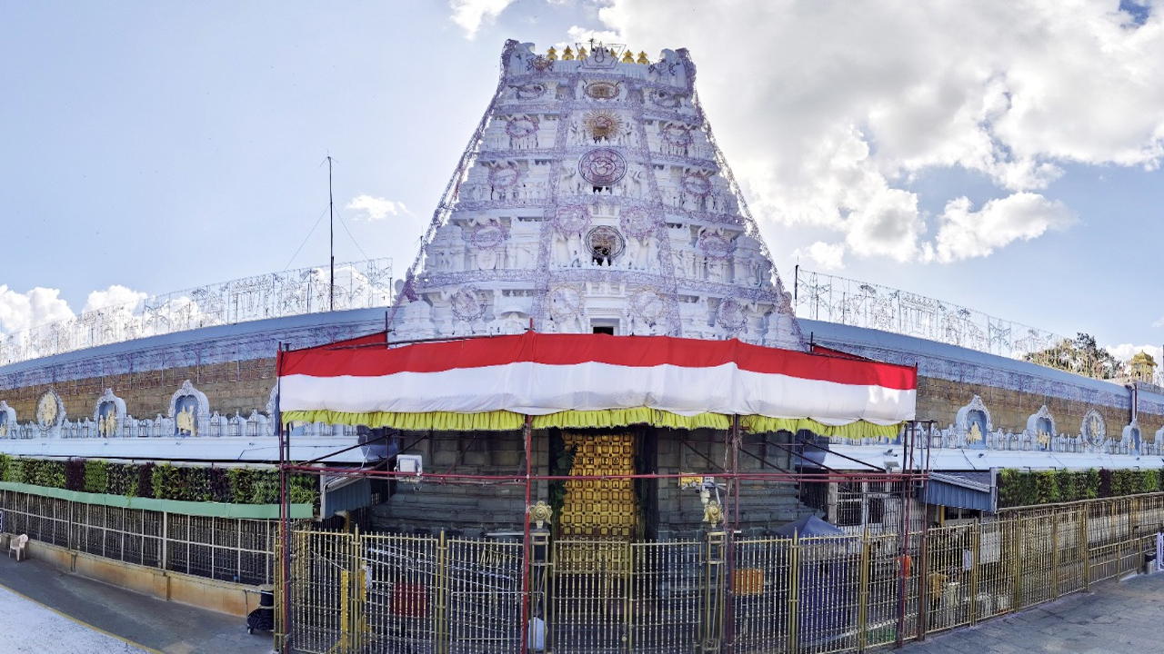 Tirumala:శ్రీవారి ఆలయం మూసివేత.. నిర్మానుష్యంగా మారిన తిరుమల