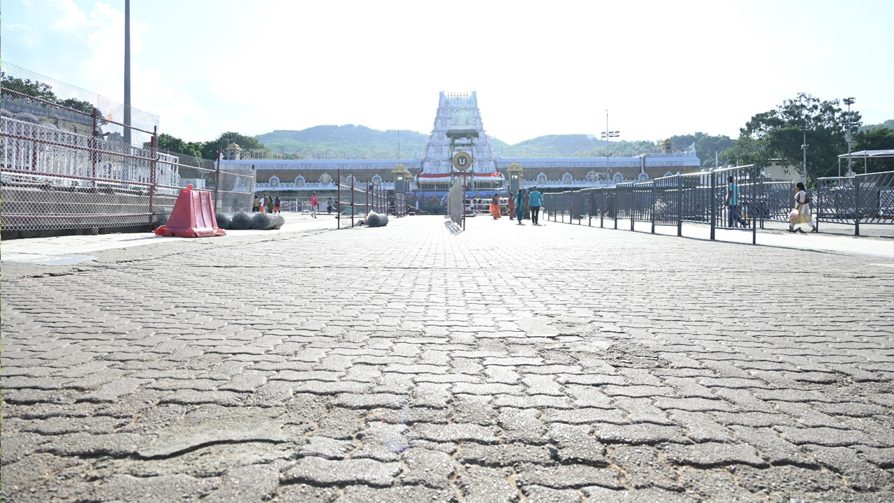 Tirumala:శ్రీవారి ఆలయం మూసివేత.. నిర్మానుష్యంగా మారిన తిరుమల