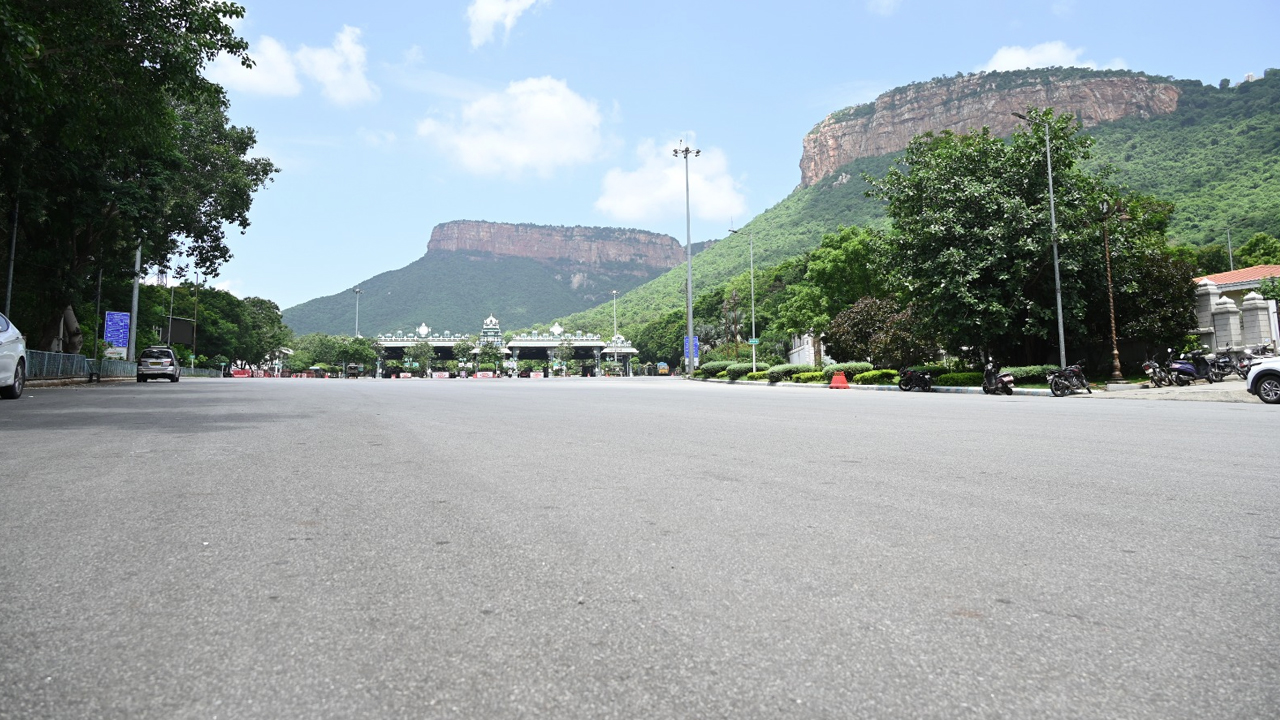 Tirumala:శ్రీవారి ఆలయం మూసివేత.. నిర్మానుష్యంగా మారిన తిరుమల