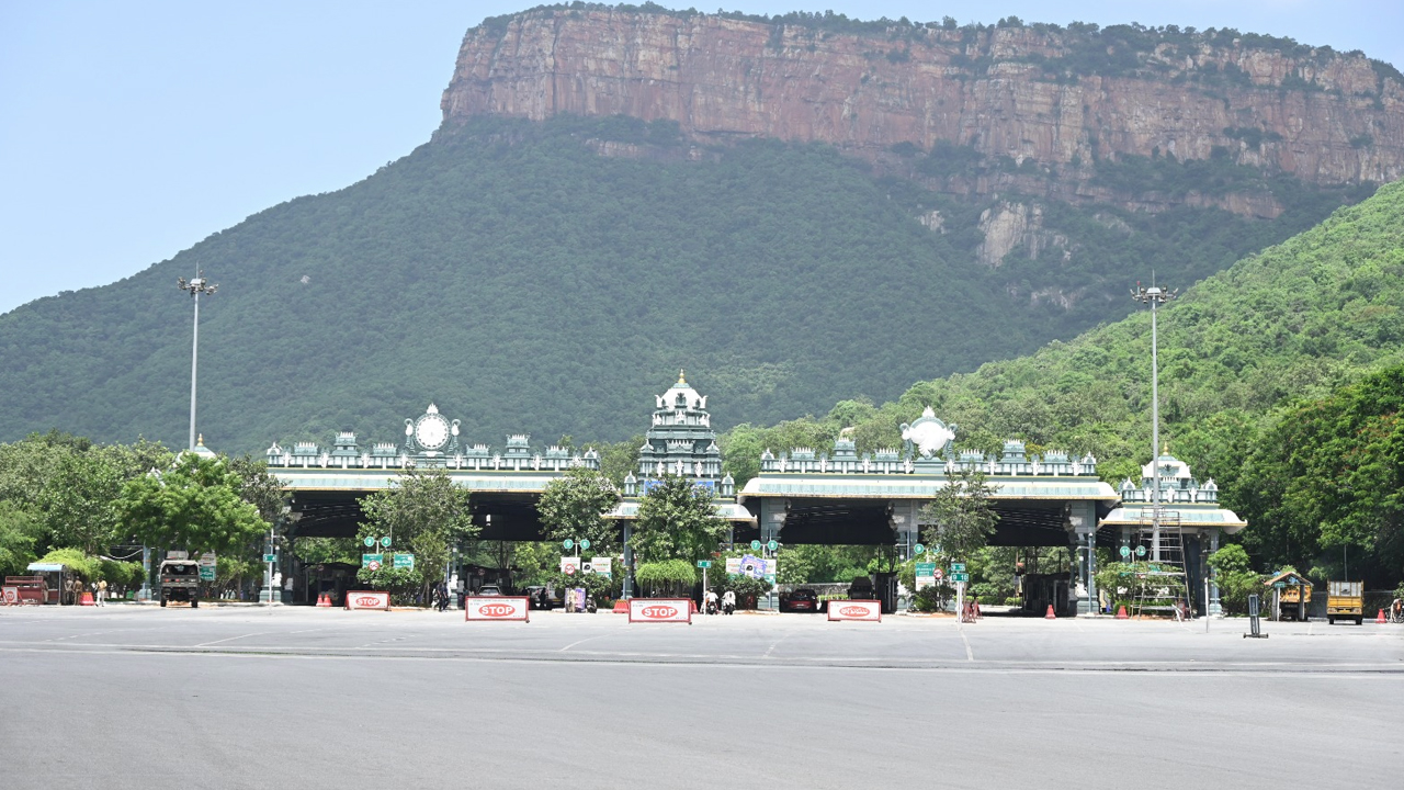 Tirumala:శ్రీవారి ఆలయం మూసివేత.. నిర్మానుష్యంగా మారిన తిరుమల