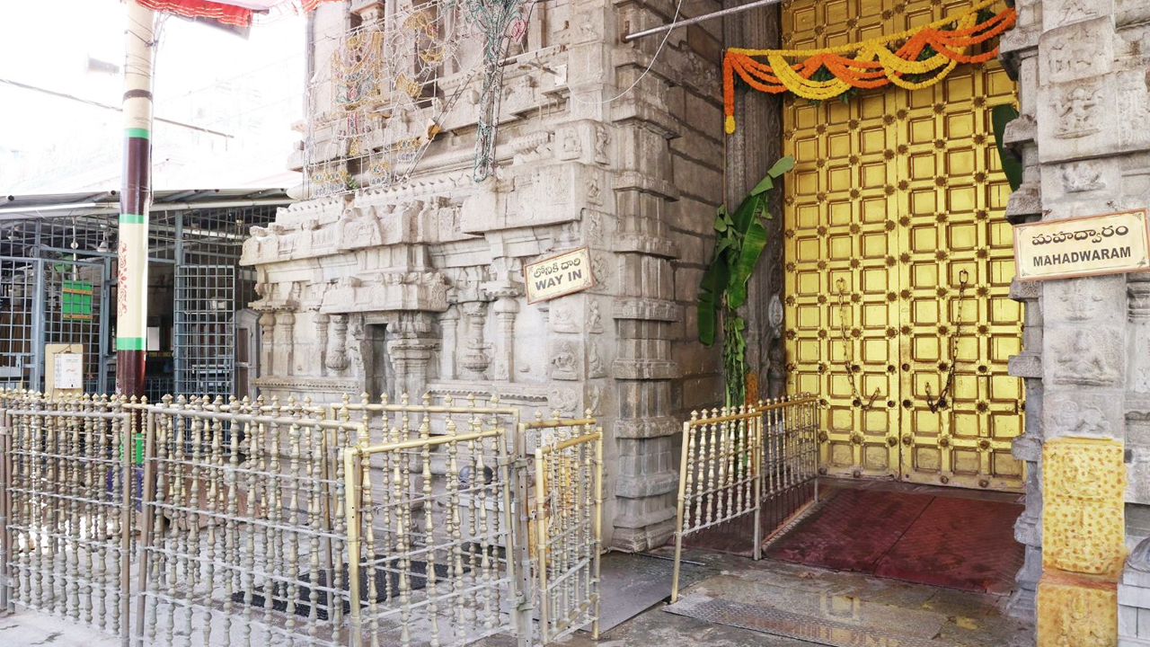 Lunar Eclipse: చంద్రగ్రహణం.. ఆలయాలు మూసివేత..