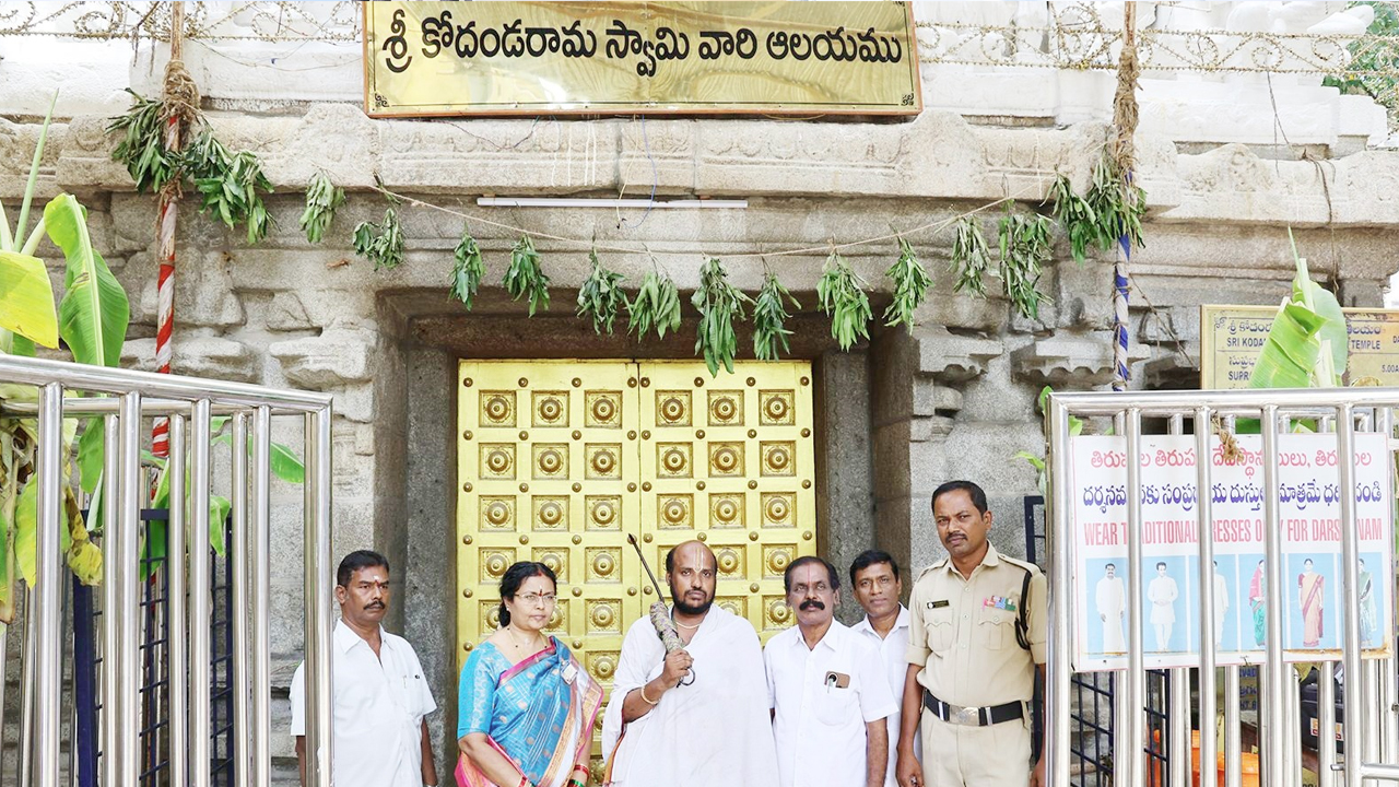 Lunar Eclipse: చంద్రగ్రహణం.. ఆలయాలు మూసివేత..