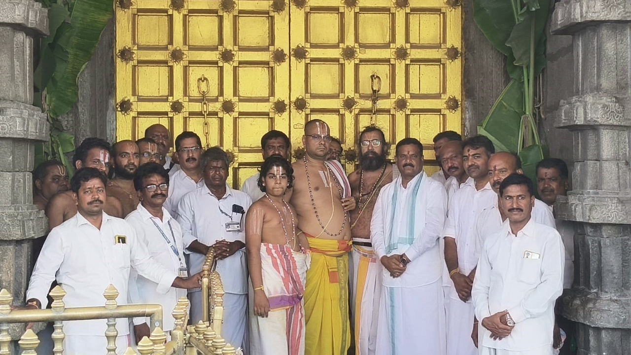 Lunar Eclipse: చంద్రగ్రహణం.. ఆలయాలు మూసివేత..