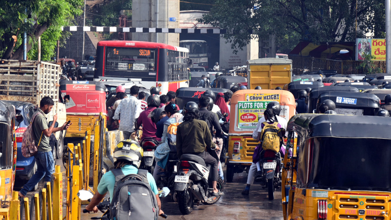 Hyderabad: భారీ వర్షానికి నగరం అల్లకల్లోలం