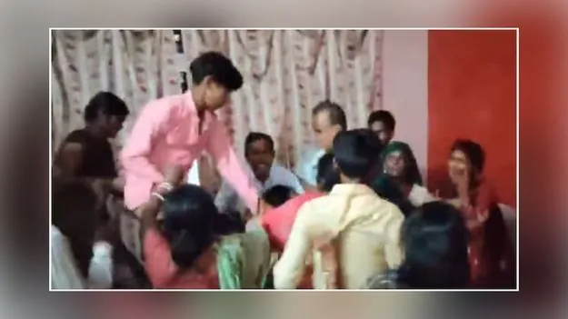 UP Woman Thrashes Husband: భర్తను చితకబాదిన భార్య.. సమోసాలు తెమ్మంటే తేలేదని..