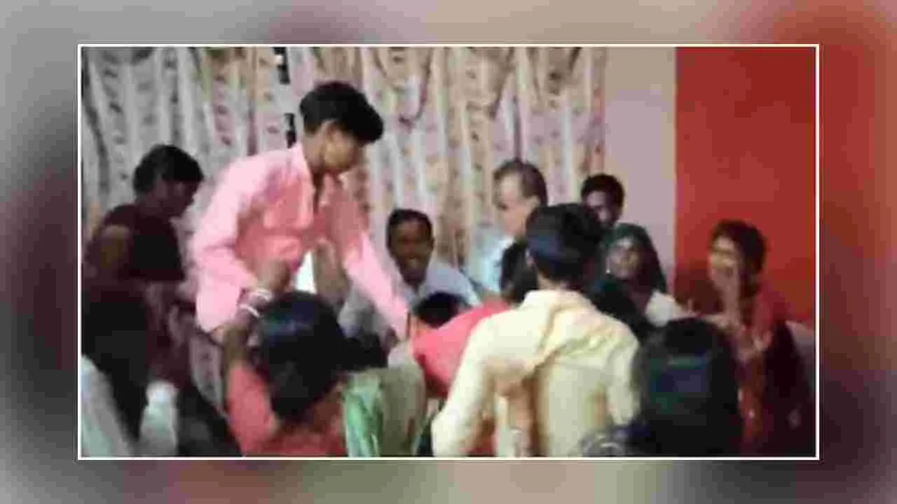 UP Woman Thrashes Husband: భర్తను చితకబాదిన భార్య.. సమోసాలు తెమ్మంటే తేలేదని..