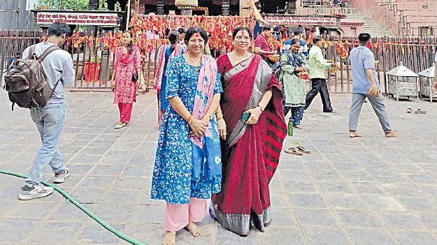 నేపాల్‌లో చిక్కుకున్న తల్లీకూతురు