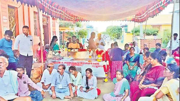 Funeral Delayed: శ్మశాన స్థల వివాదం... ఆగిన అంత్యక్రియలు