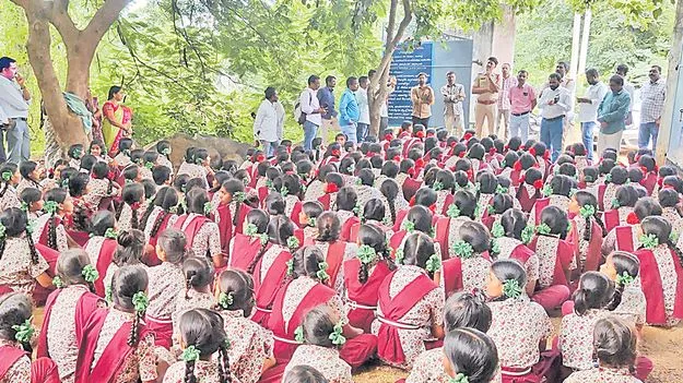 Student Protests: మా ప్రిన్సిపాల్‌ను ఎక్కడికైనా పంపితే పురుగుల మందు తాగుతాం