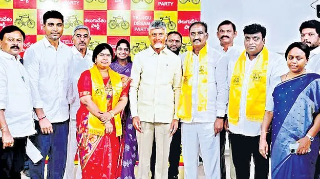 Political Defection: వైసీపీకి భారీ షాక్‌