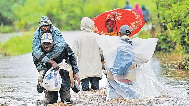 Overflowing Rivers: పోటెత్తుతున్న నదులు