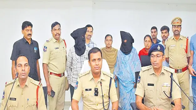 Bhupalpally: భర్త, కుమార్తె దారుణ హత్య