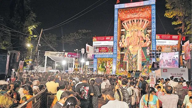Khairatabad Ganesh: ఖైరతాబాద్‌ గణేషుడి వద్ద రద్దీ