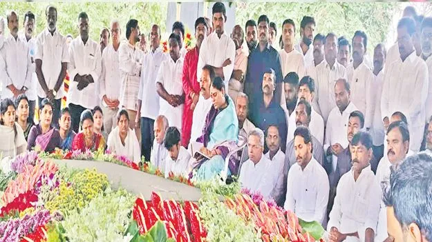 YSR Remembrance: వేర్వేరుగానే వైఎస్‌కు నివాళులు