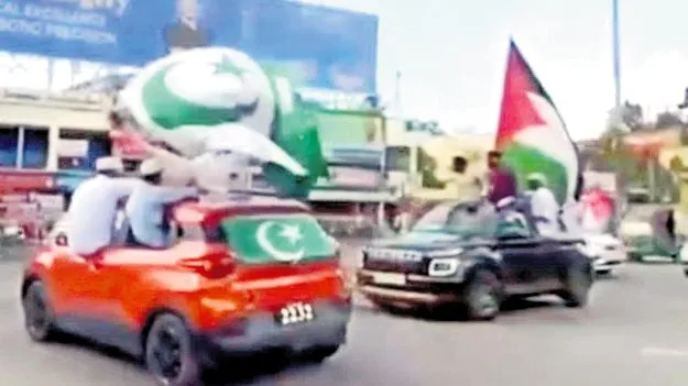 Kakinada: పాకిస్థాన్‌ జెండాలతో హల్‌చల్‌