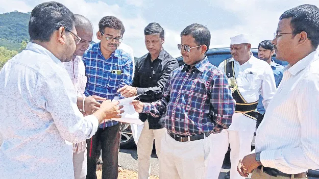 పారిశ్రామిక భూములను పరిశీలించిన జేసీ