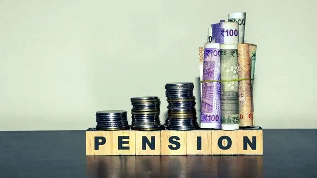 Pension Scam: పింఛను సొమ్ము 2.13 లక్షలతో పరార్‌