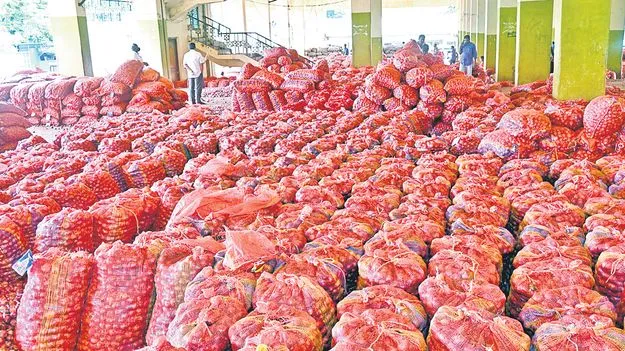 Kurnool Market: ఉల్లి కిలో 50 పైసలు 