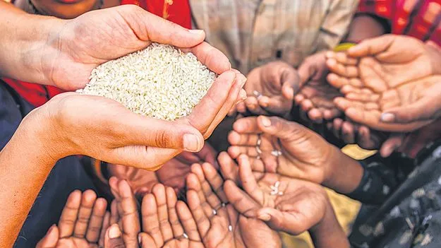 Card Holders: రాష్ట్రంలో అందరూ పేదలే