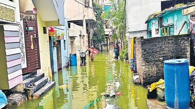 Sriramnagar Basti Floods: నీళ్లలో బస్తీ 