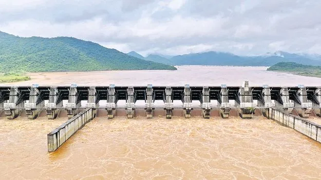 Flood Warning: ఉధృతంగానే గోదావరి