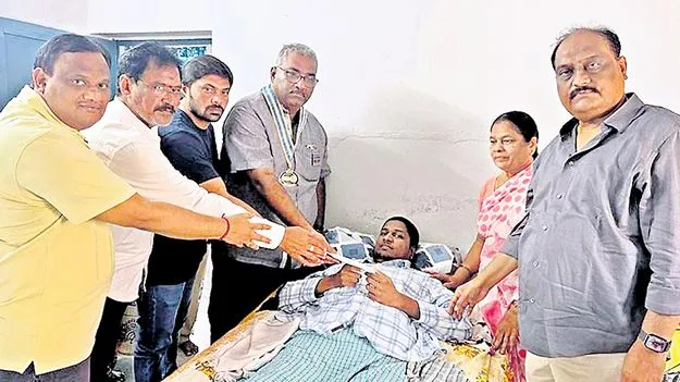 Rotary Club Members: విధి వంచితుడికి రోటరీ చేయూత 