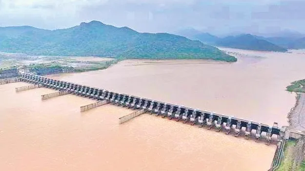 Water Level Rise: ప్రమాదకర స్థాయిలో వరద గోదారి