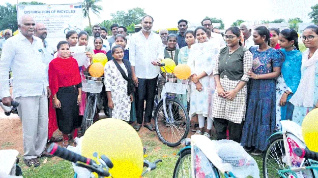 జనవరిలోగా విద్యార్థులందరికీ సైకిళ్లు