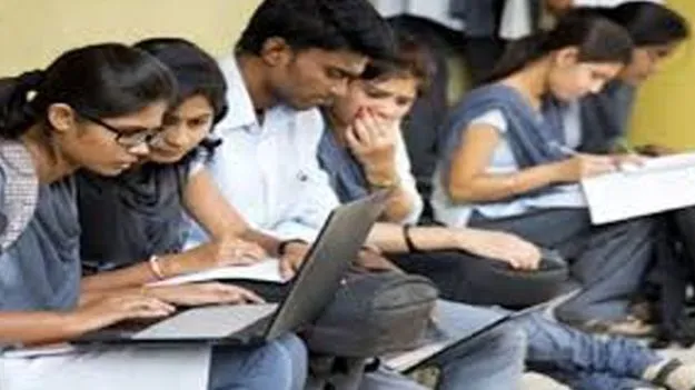 Students Struggle for Certificates: కొండలా ఫీజు బకాయిలు!