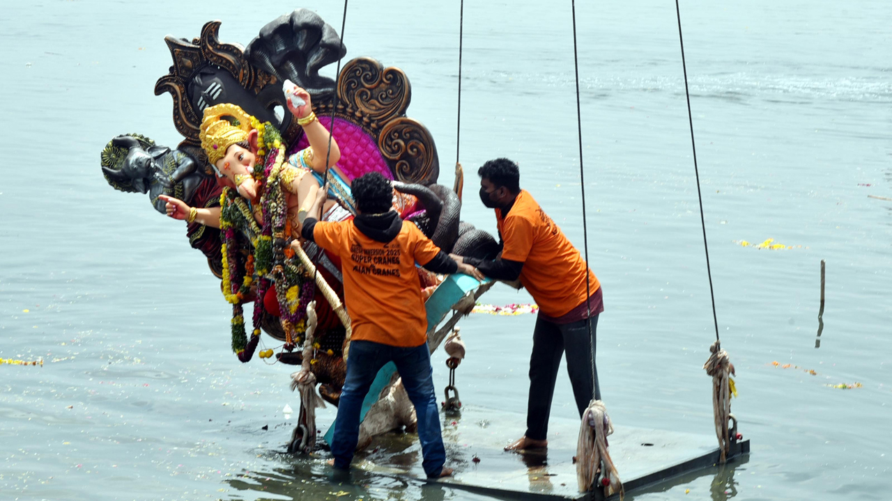 సర్వం సిద్ధం.. నిమజ్జనానికి తరలి వెళ్తున్న గణనాథుడు