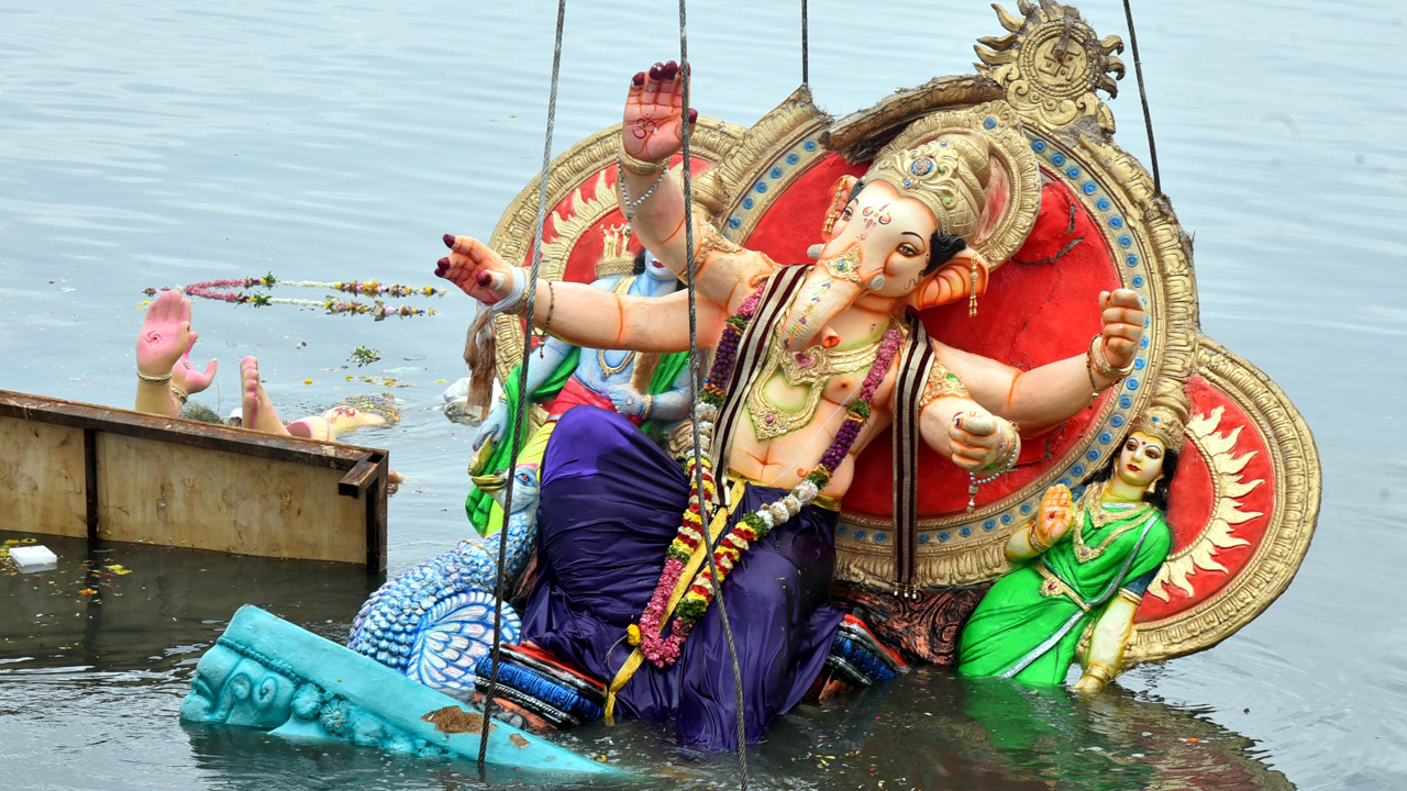 సర్వం సిద్ధం.. నిమజ్జనానికి తరలి వెళ్తున్న గణనాథుడు