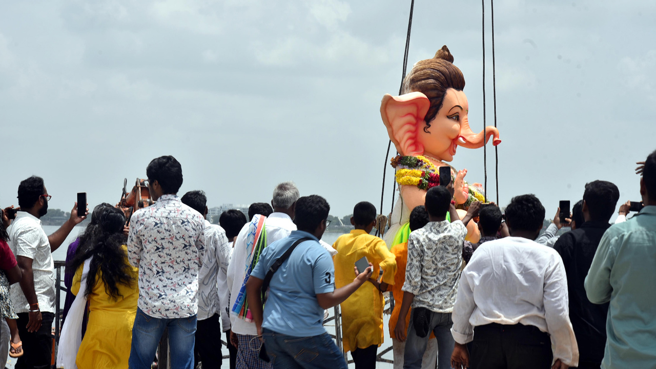 సర్వం సిద్ధం.. నిమజ్జనానికి తరలి వెళ్తున్న గణనాథుడు