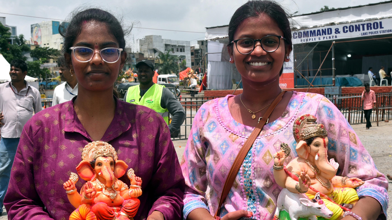 సర్వం సిద్ధం.. నిమజ్జనానికి తరలి వెళ్తున్న గణనాథుడు