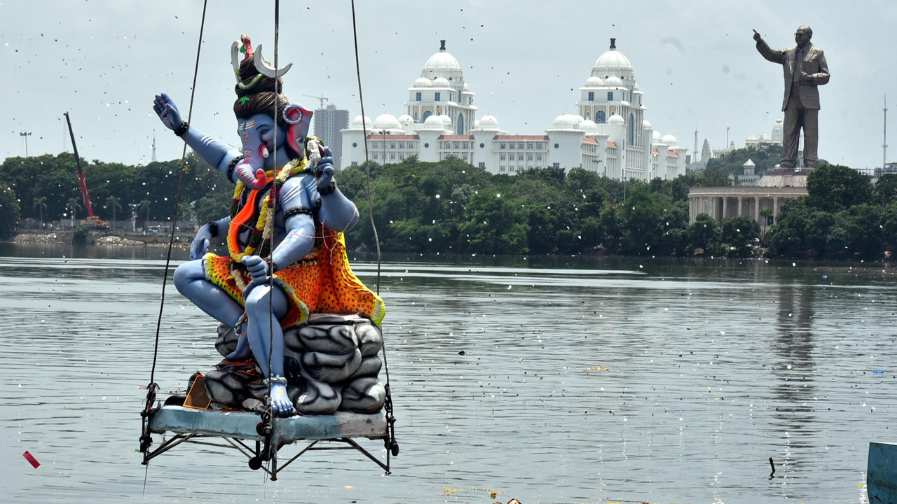 సర్వం సిద్ధం.. నిమజ్జనానికి తరలి వెళ్తున్న గణనాథుడు