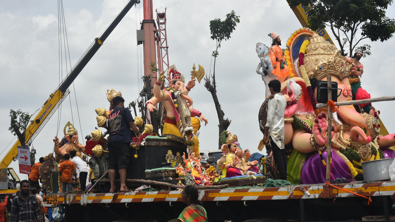 సర్వం సిద్ధం.. నిమజ్జనానికి తరలి వెళ్తున్న గణనాథుడు